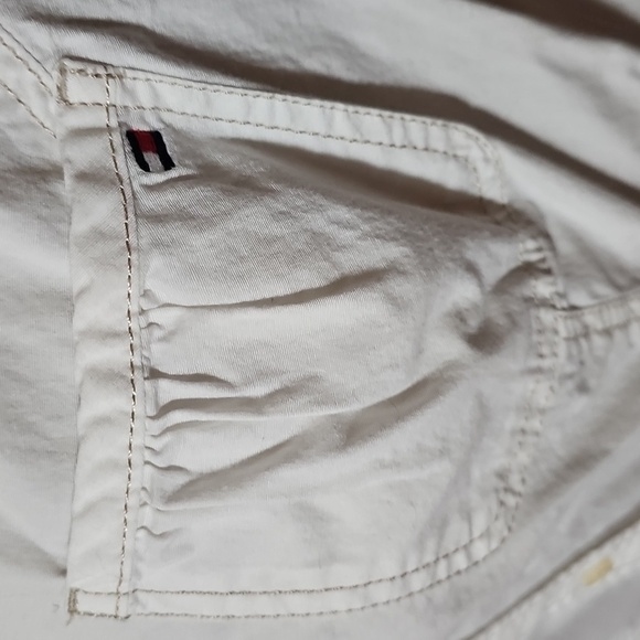 White button down tshirt with collar and 2 pockets. Tommy Hilfiger size 16 - Picture 3 of 3